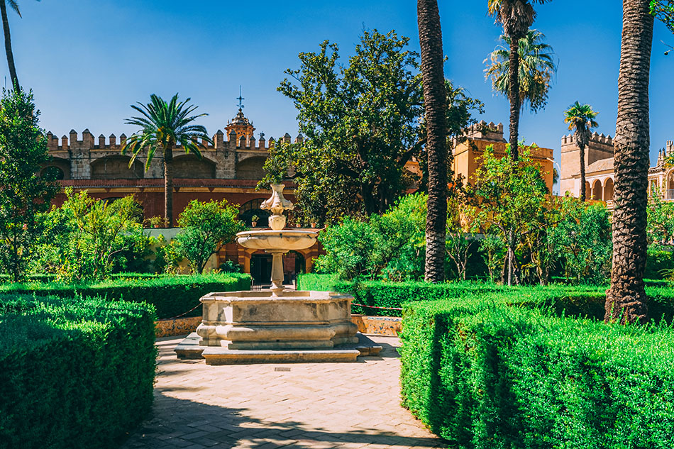 Cultural Routes Sevilla, conoce Sevilla y su historia con un guía turístico. Vista al Jardín del Real Alcázar de Sevilla y su fuente.