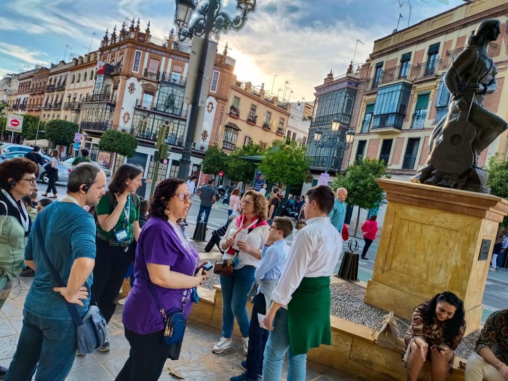 Cultural Routes Sevilla. Excursión a Sevilla y al mar. Turistas en excursión con guía oficial.