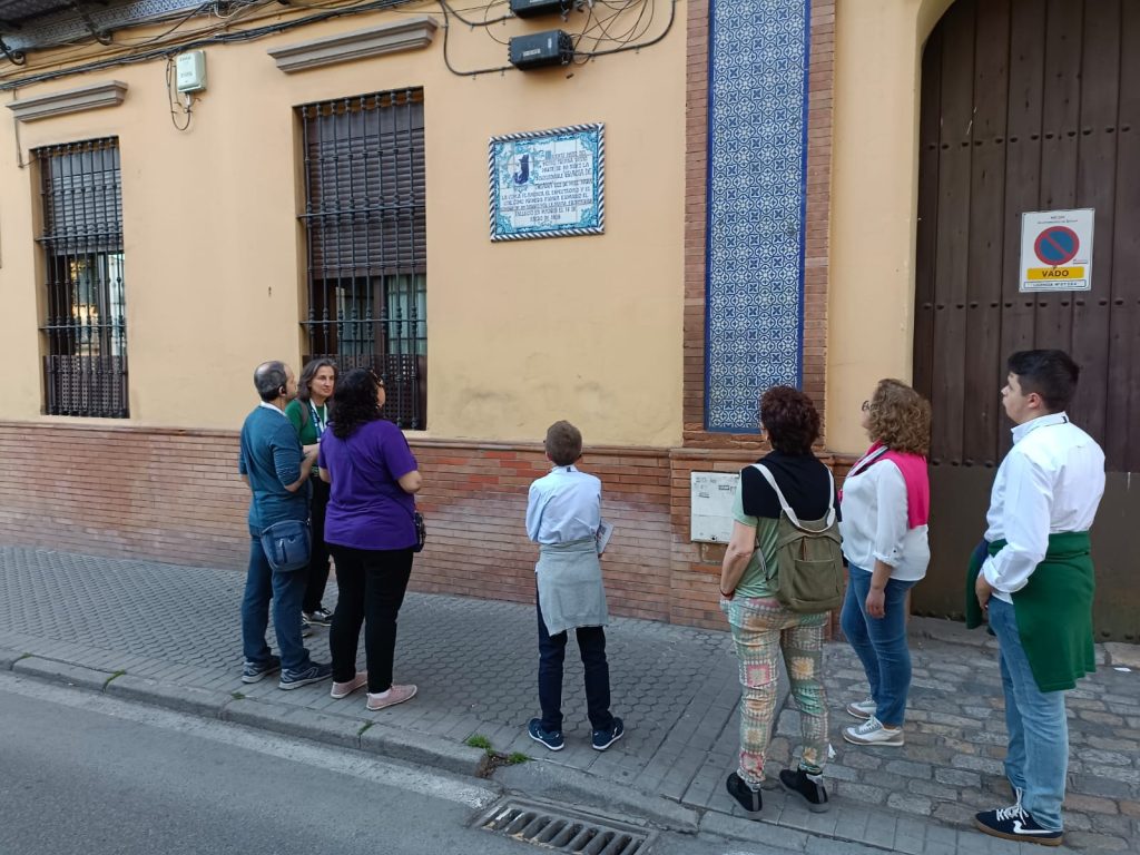 Cultural Routes Sevilla, si te gusta la copla visita el Barrio de Triana con guía turístico. Grupo disfrutando de una visita guiada en el Barrio de Triana, Sevilla.